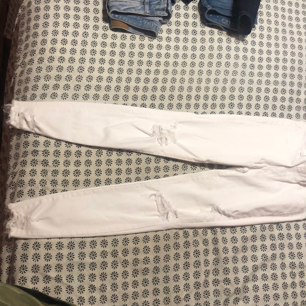 White destroyed hi-rise American eagle jeans